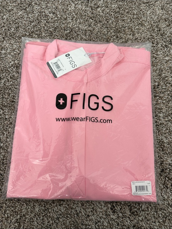 Figs Tops - FIGS Rafaela Oversized Scrub Top (Fight Club Pink)